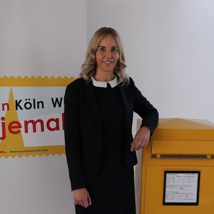 Das Bild zeigt Katharina Putz an einem Briefkasten