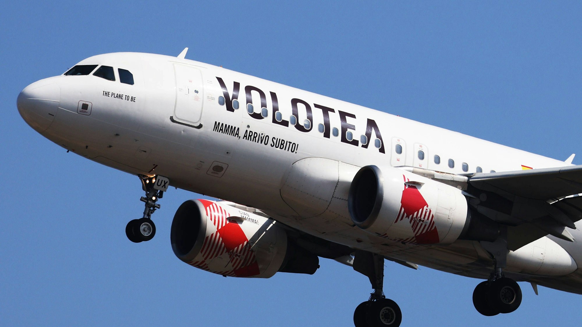 Ein Airbus A319 der spanischen Fluggesellschaft Volotea im Steigflug. (Symbolbild)