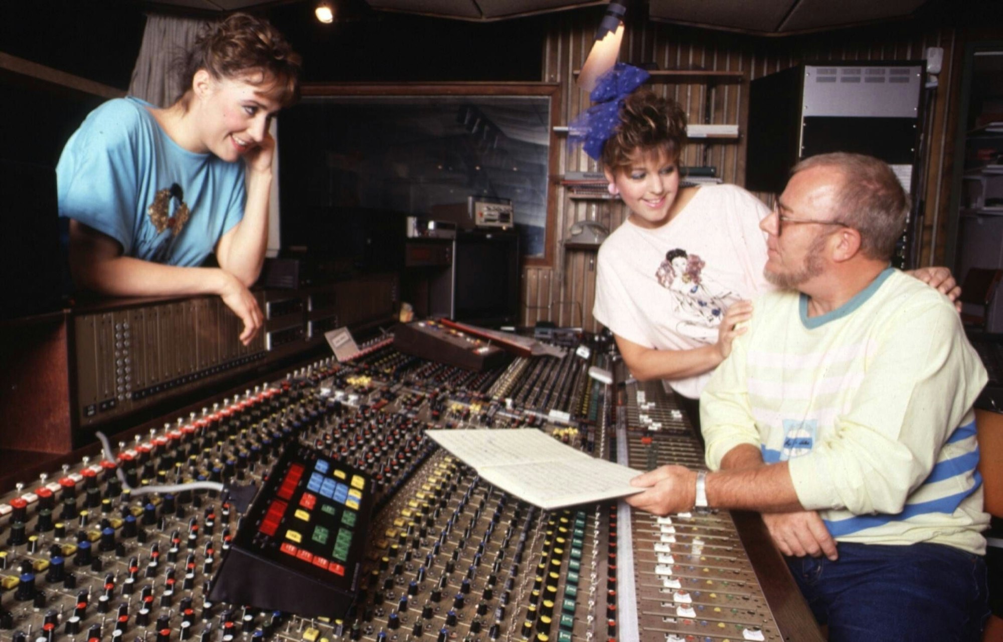 Christian Bruhn, der Komponist von „Heidi“, mit dem Duo Gitti & Erica.