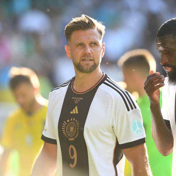 Niclas Füllkrug - hier im Gespräch mit Nationalmannschaftskollege Antonio Rüdiger.