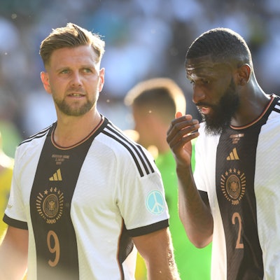 Niclas Füllkrug - hier im Gespräch mit Nationalmannschaftskollege Antonio Rüdiger.