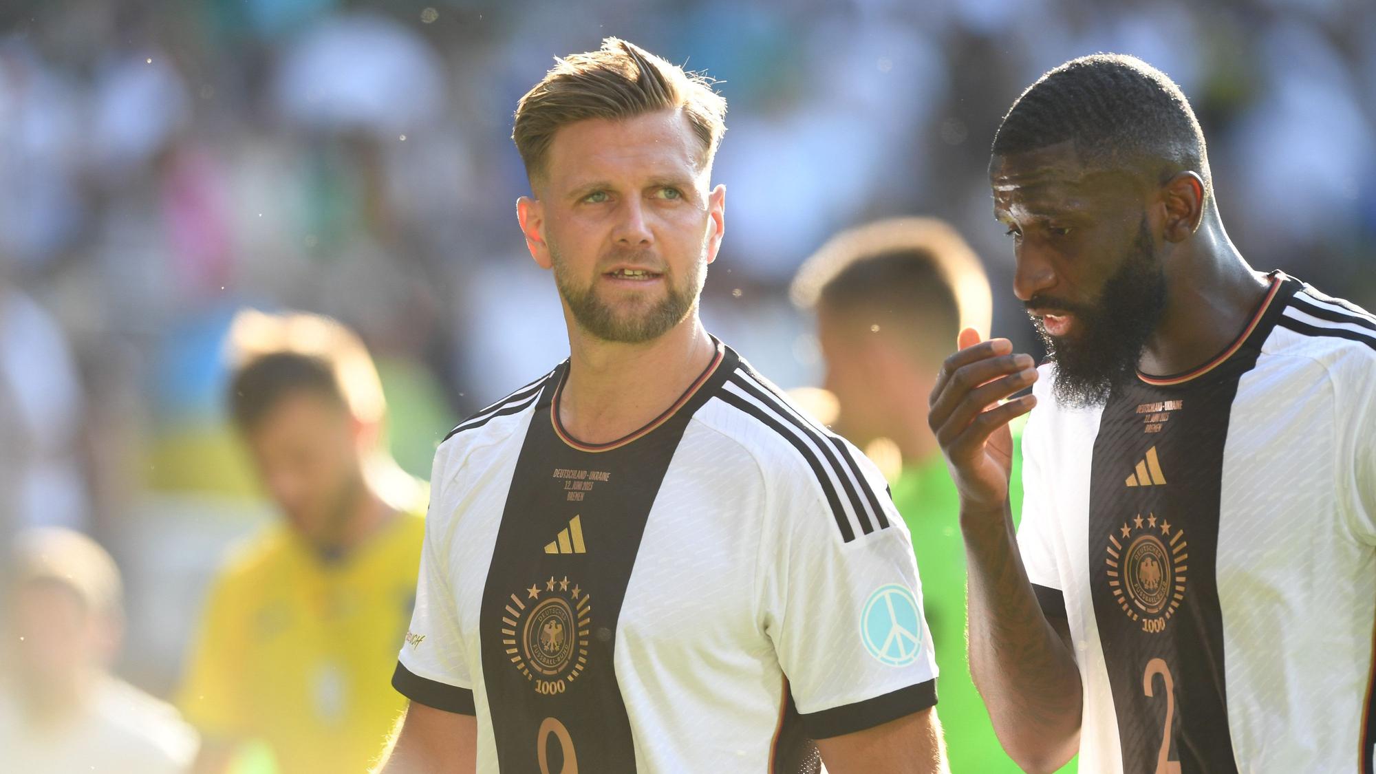 Niclas Füllkrug - hier im Gespräch mit Nationalmannschaftskollege Antonio Rüdiger.