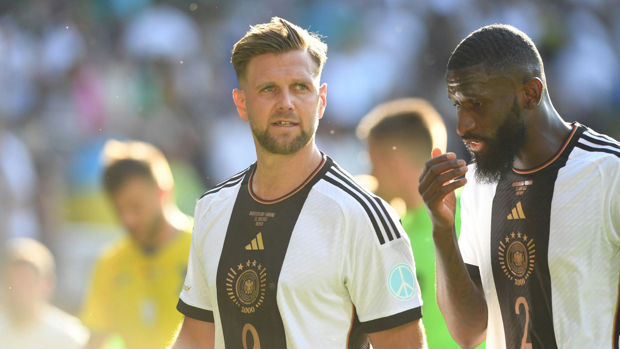 Niclas Füllkrug - hier im Gespräch mit Nationalmannschaftskollege Antonio Rüdiger.