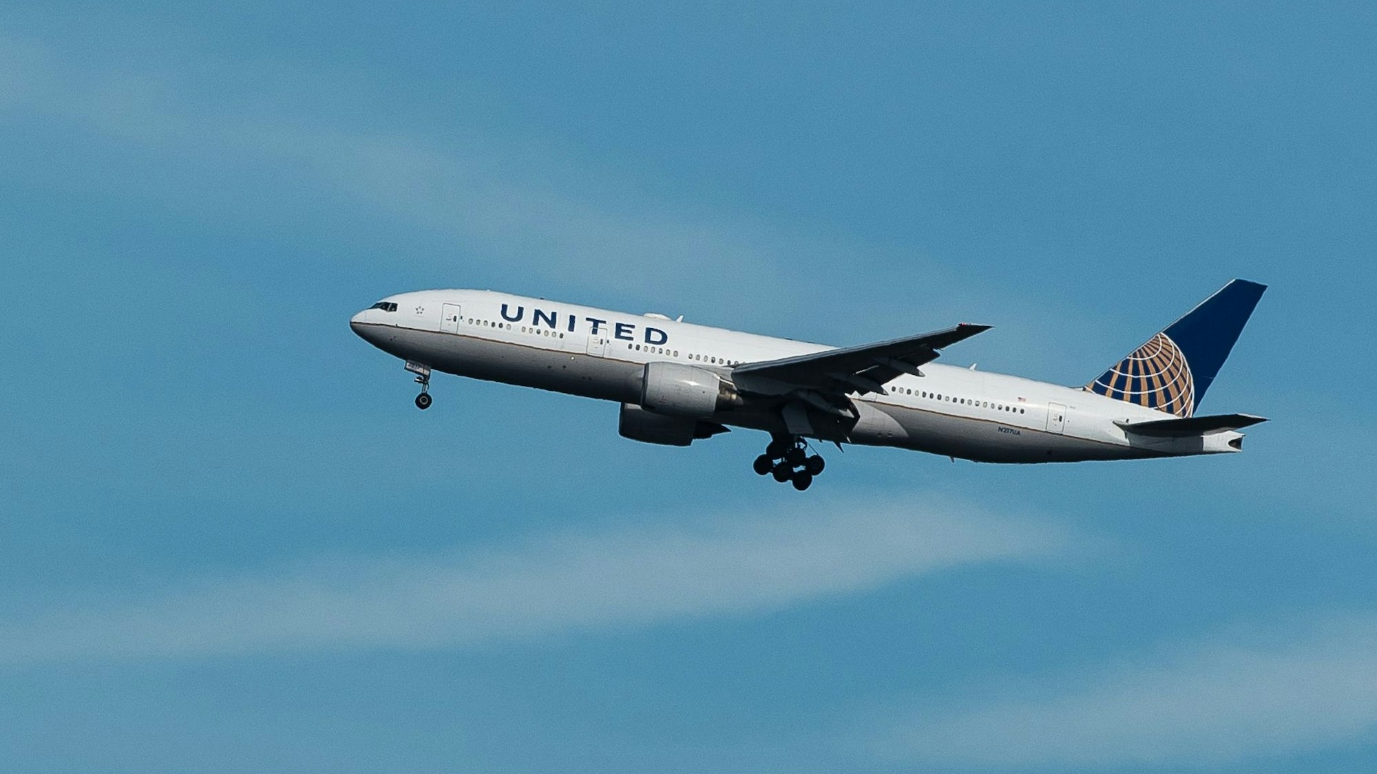 Ein Flugzeug der US-amerikanischen Linienfluggesellschaft United Airlines im Landeanflug auf den Flughafen Frankfurt.