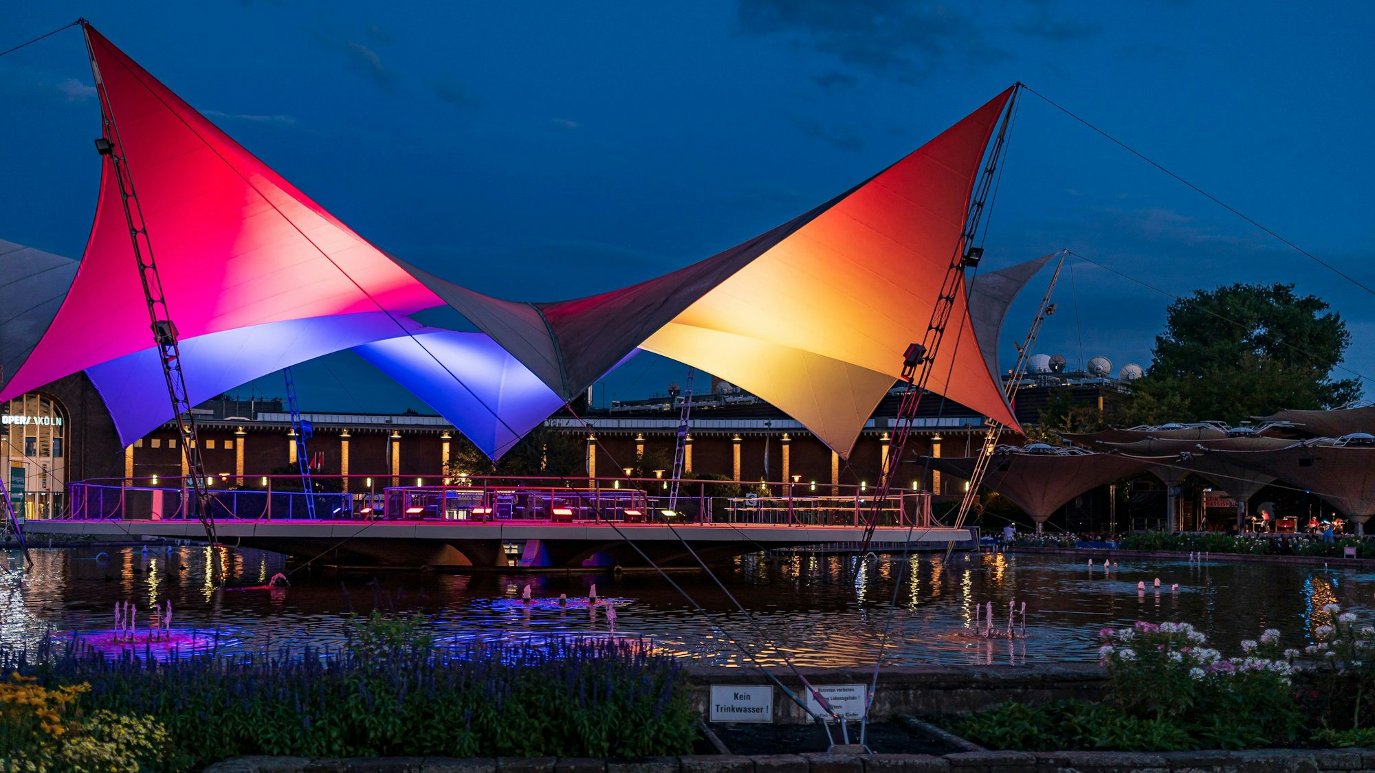 Das Bild zeigt die Sonnensegel im Tanzbrunnen. (Archivbild)