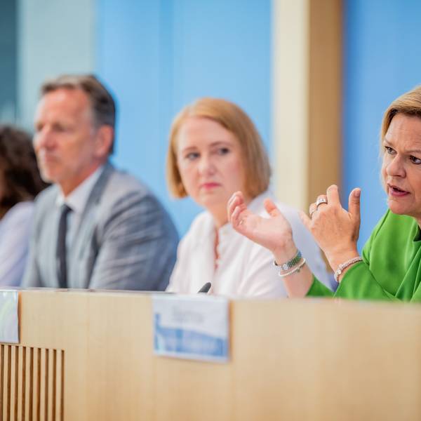 Bundesinnenministerin Nancy Faeser (SPD, r.) und Familienministerin Lisa Paus (Grüne, M.) haben am Dienstag den Lagebericht zur häuslichen Gewalt vorgestellt.