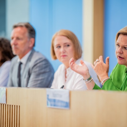 Bundesinnenministerin Nancy Faeser (SPD, r.) und Familienministerin Lisa Paus (Grüne, M.) haben am Dienstag den Lagebericht zur häuslichen Gewalt vorgestellt.
