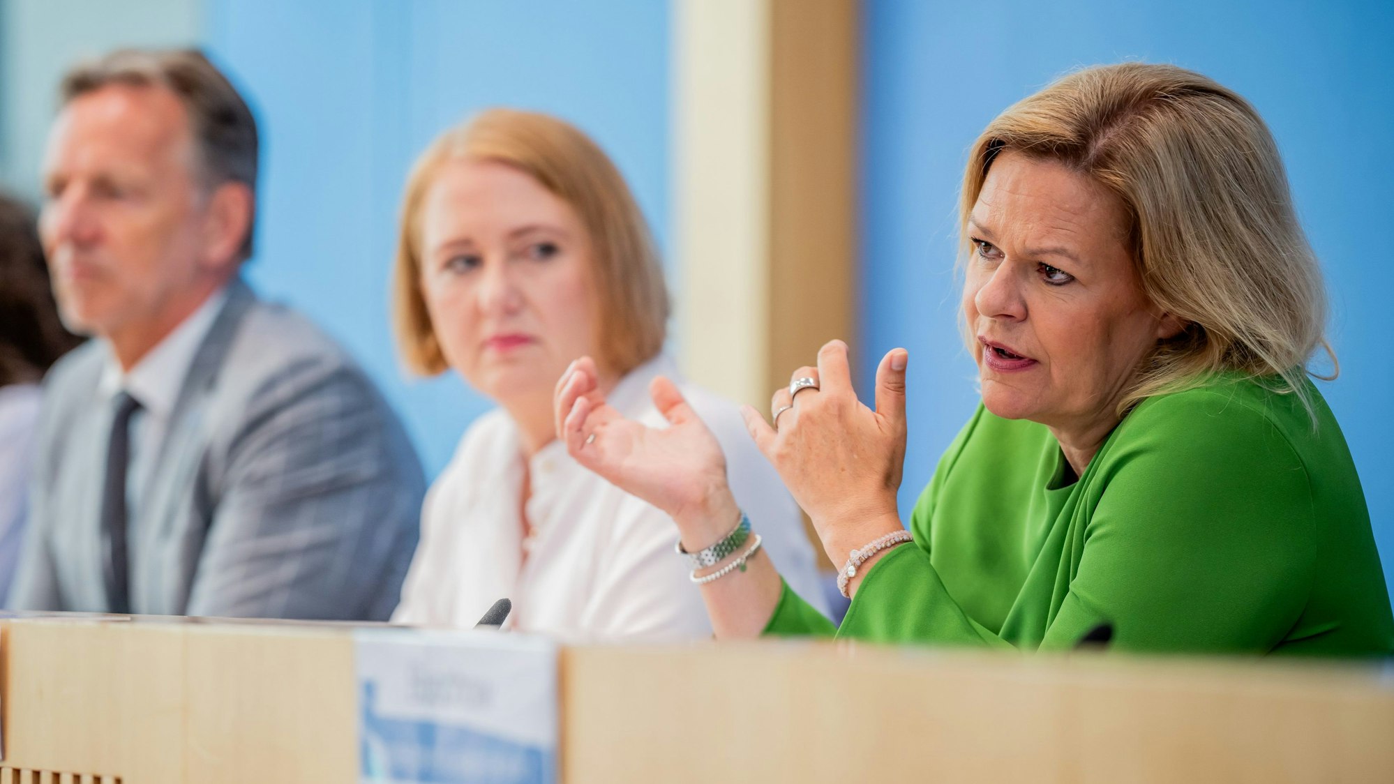 Bundesinnenministerin Nancy Faeser (SPD, r.) und Familienministerin Lisa Paus (Grüne, M.) haben am Dienstag den Lagebericht zur häuslichen Gewalt vorgestellt.