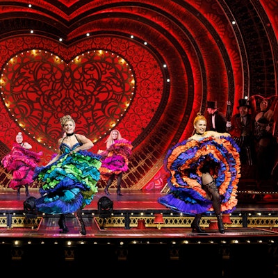Das Bild zeigt eine Szene aus dem Musical Moulin Rouge.