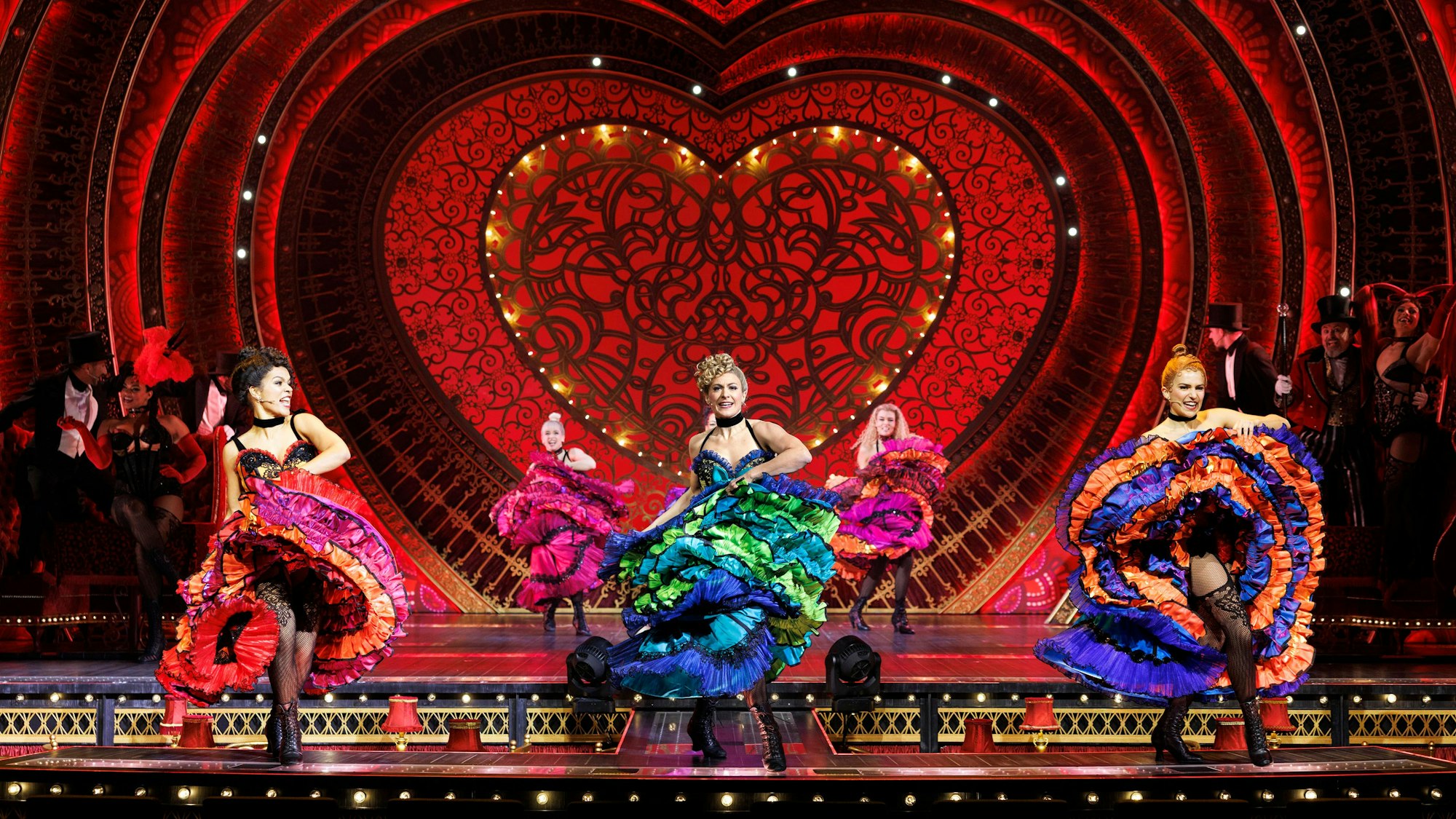 Das Bild zeigt eine Szene aus dem Musical Moulin Rouge.