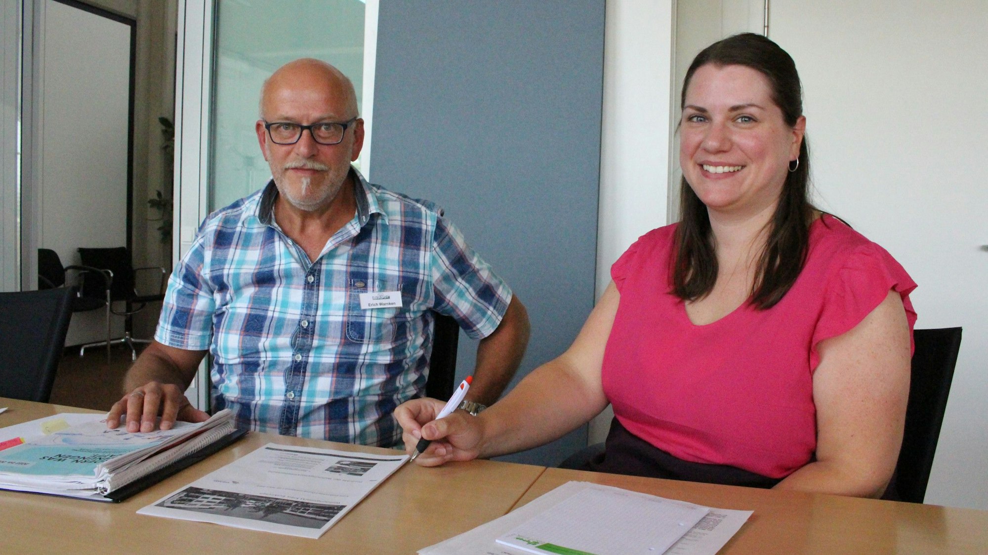 Das Bild zeigt Erich Warnken und Lisa Rodermann, die Wohnraum-Experten der Euskirchener Kreisverwaltung.