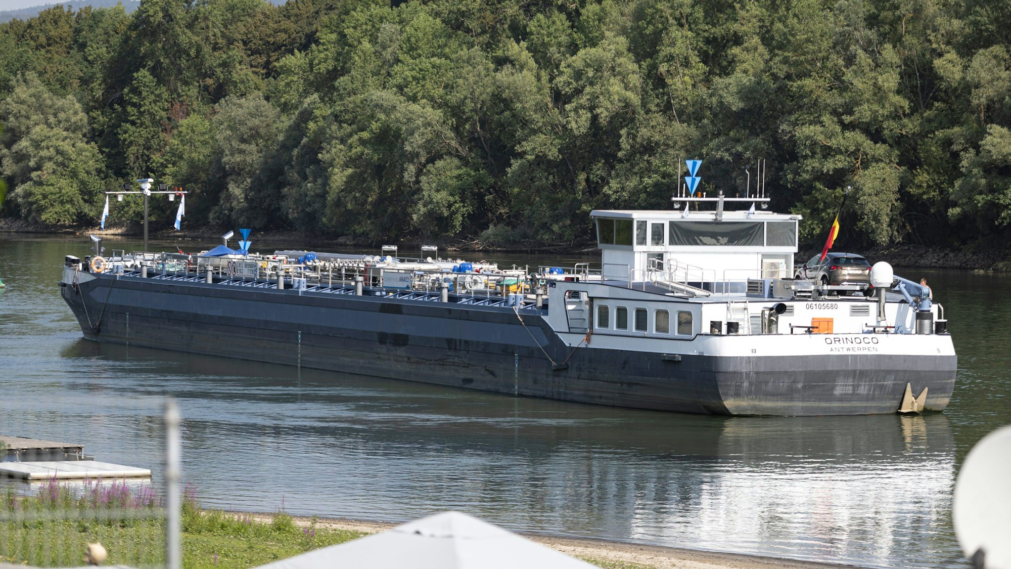 11.07.2023, Rheinland-Pfalz, Mainz: Kurz vor dem Industriehafen Mainz hat sich das Tankschiff «Orinoco» festgefahren.