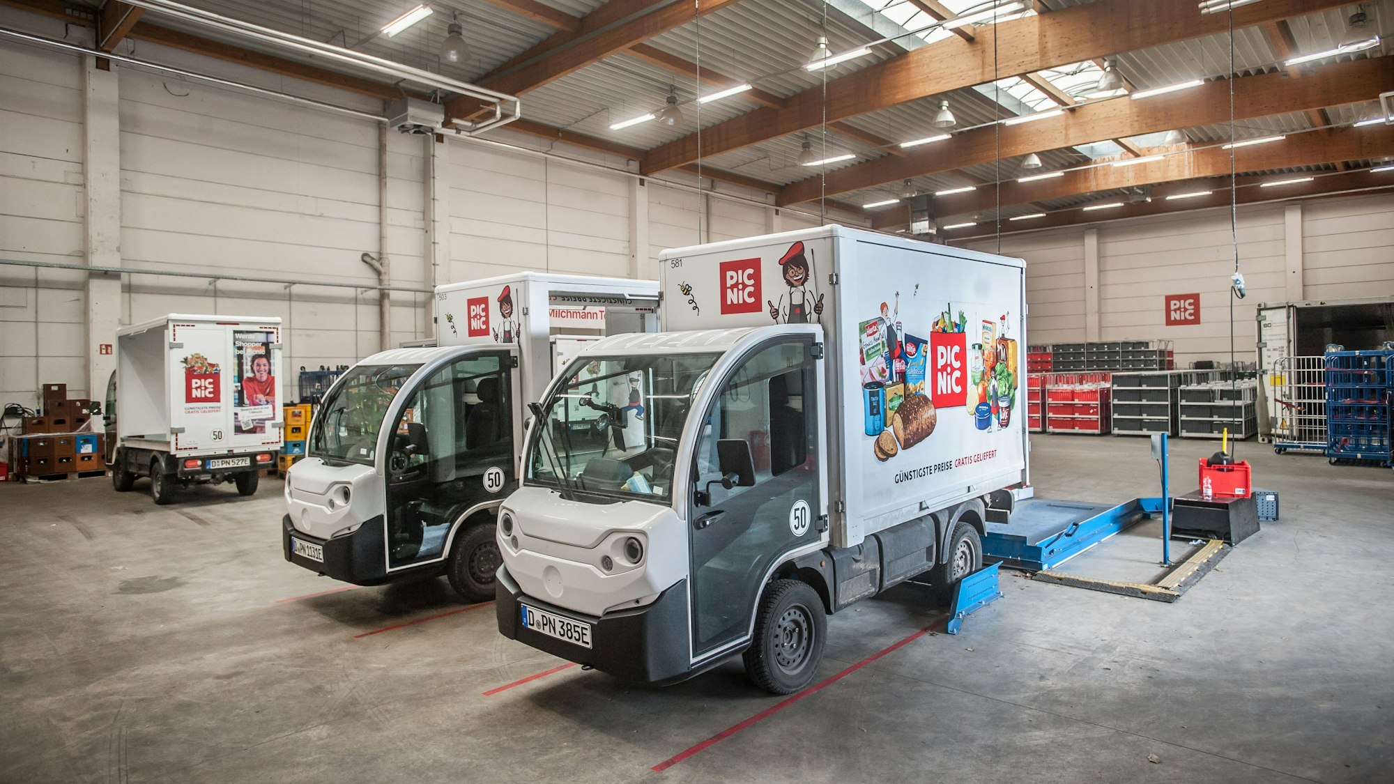 Picnic-Halle, Olof-Palme-Straße, Elektro-Lieferwagen. Foto: Ralf Krieger