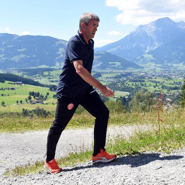 Friedhelm Funkel, Trainer von Fortuna Düsseldorf, besteigt einen Berg im Salzburger Land