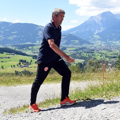 Friedhelm Funkel, Trainer von Fortuna Düsseldorf, besteigt einen Berg im Salzburger Land