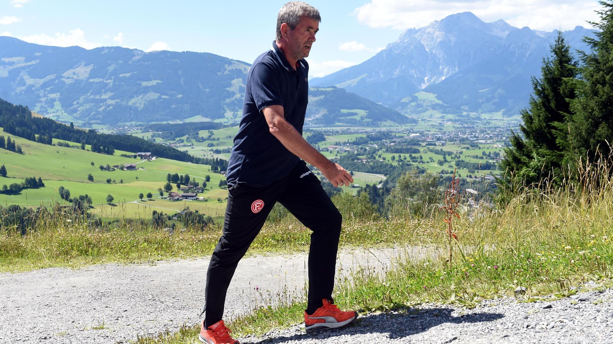 Friedhelm Funkel, Trainer von Fortuna Düsseldorf, besteigt einen Berg im Salzburger Land
