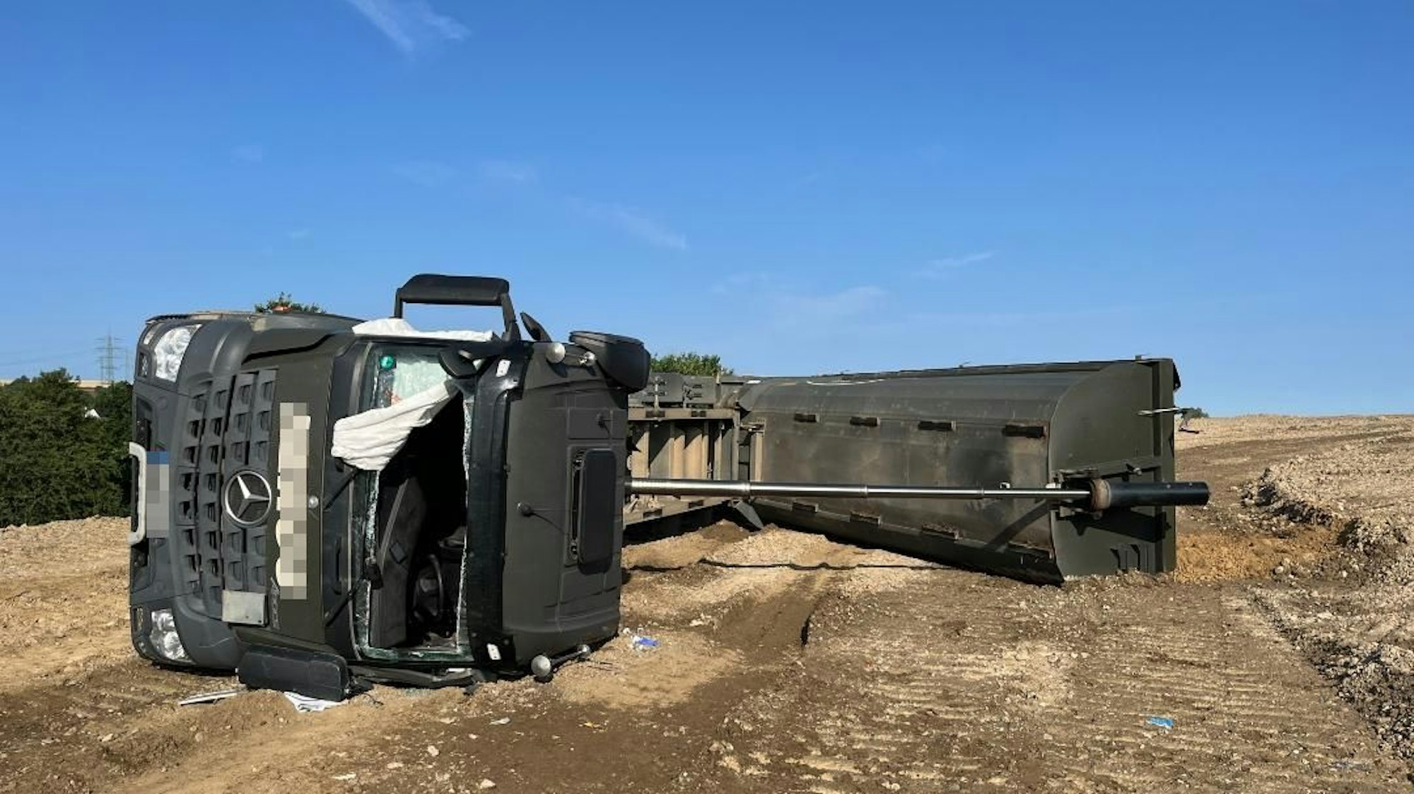 Ein Lastwagen liegt auf der Seite.