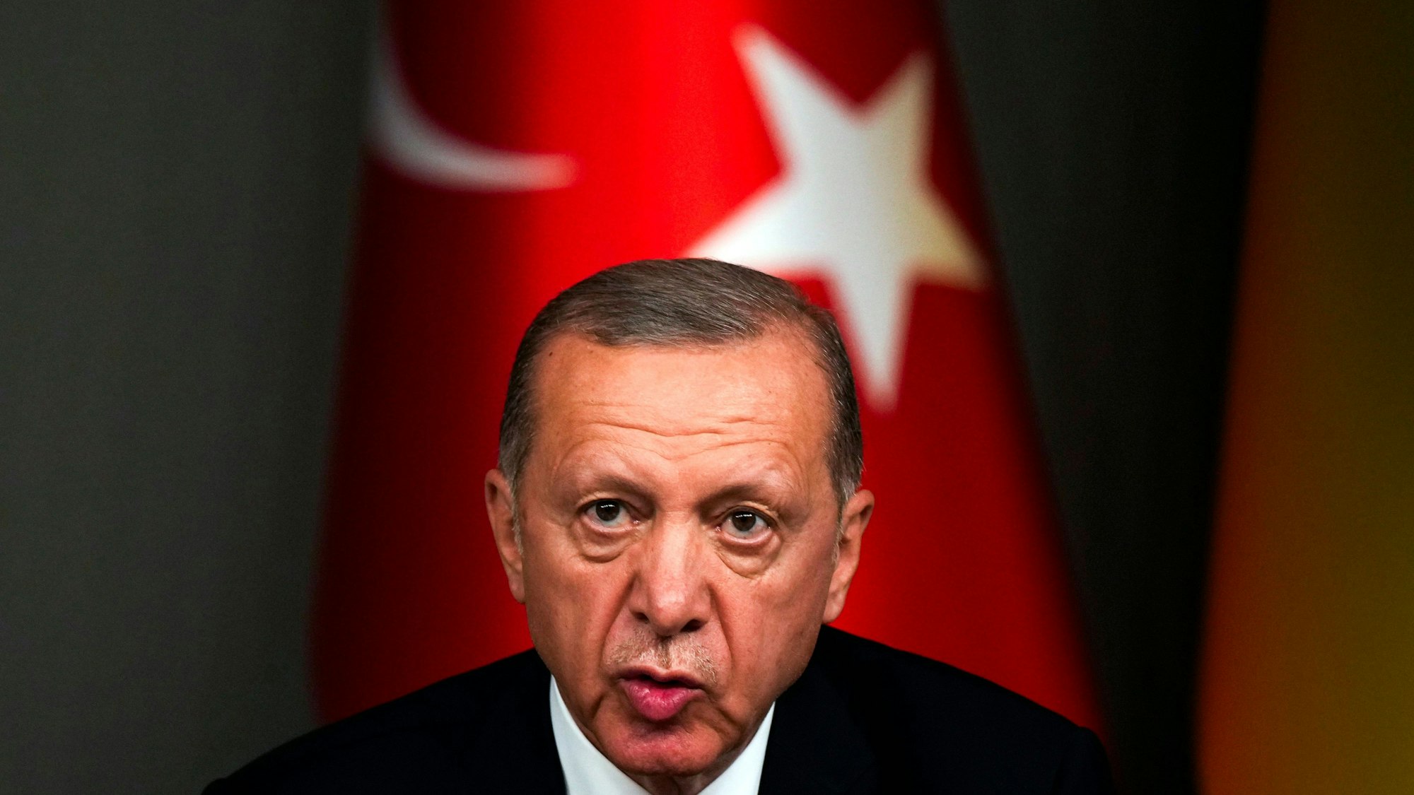 ARCHIV - 08.07.2023, Türkei, Istanbul: Recep Tayyip Erdogan, Präsident der Türkei, spricht zu Journalisten während einer gemeinsamen Pressekonferenz mit dem ukrainischen Präsidenten Selenskyj nach ihrem Treffen in Istanbul.