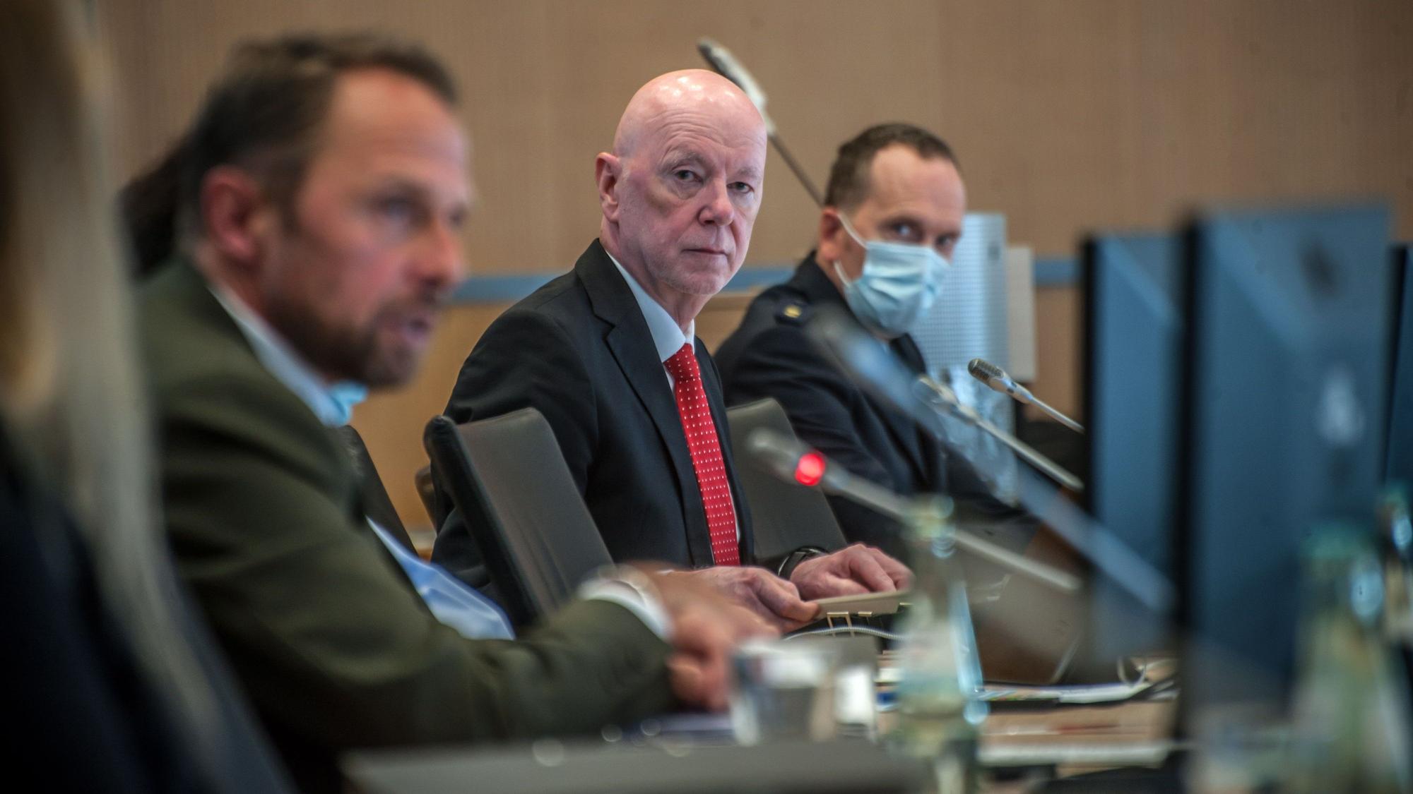 Kölns Polizeipräsident Uwe Jacob im Ratssaal Leverkusen.