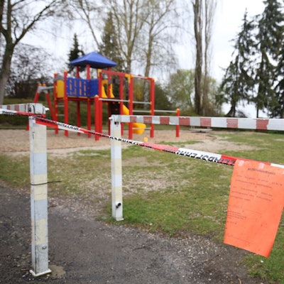Ein Spielplatz ist mit einem Flatterband abgesperrt.