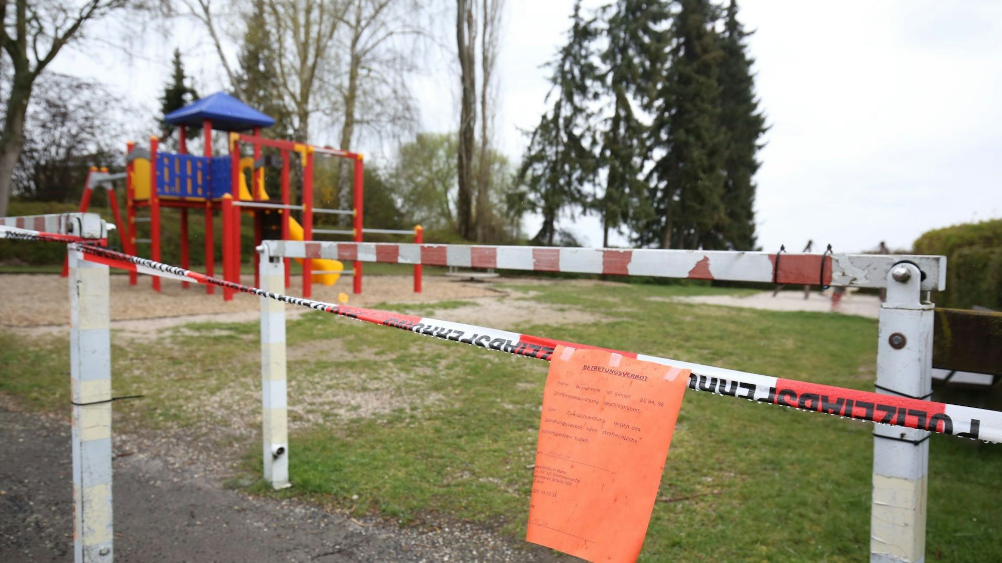 Ein Spielplatz ist mit einem Flatterband abgesperrt.