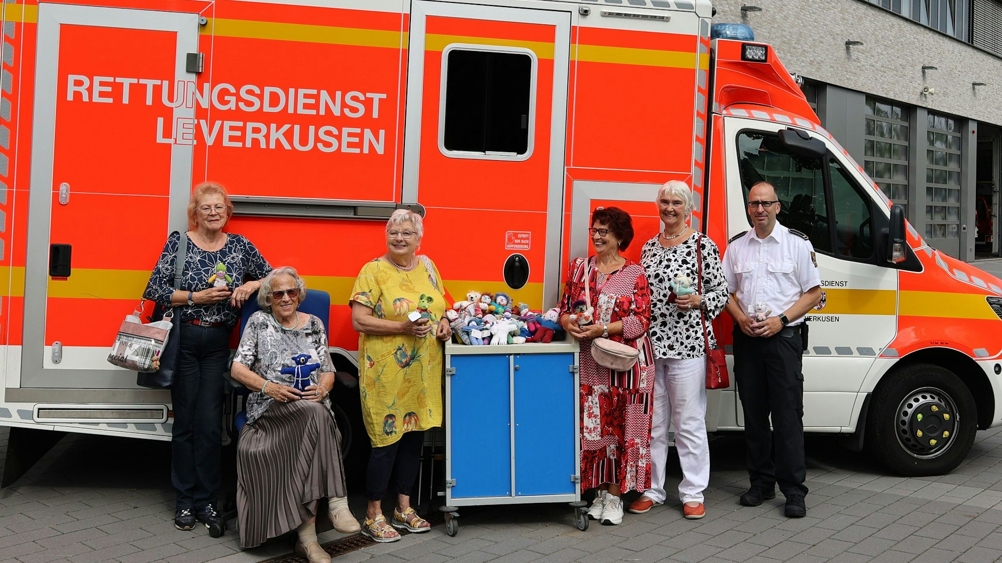Versorgen die Rettungsdienste mit Teddybären (v.l.): Berbel Hentschel, Ellen Knapp, Roswitha Hause, Angela Menrath, Elke Tie-demann, Thorsten Kreutz.