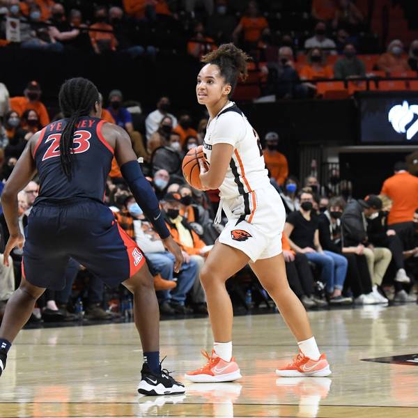 CORVALLIS, OR - JANUARY 13: Oregon State Beavers guard Tea Adams 25 looks to pass against Arizona Wildcats guard Bendu Yeaney 23 during a PAC-12 conference womens basketball game between the Arizona Wildcats and Oregon State Beavers on January 13, 2022 at Gill Coliseum in Corvallis, Oregon. Photo by Brian Murphy/Icon Sportswire COLLEGE BASKETBALL: JAN 13 Women s - Arizona at Oregon State Icon220113375