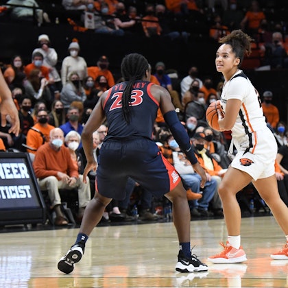 CORVALLIS, OR - JANUARY 13: Oregon State Beavers guard Tea Adams 25 looks to pass against Arizona Wildcats guard Bendu Yeaney 23 during a PAC-12 conference womens basketball game between the Arizona Wildcats and Oregon State Beavers on January 13, 2022 at Gill Coliseum in Corvallis, Oregon. Photo by Brian Murphy/Icon Sportswire COLLEGE BASKETBALL: JAN 13 Women s - Arizona at Oregon State Icon220113375
