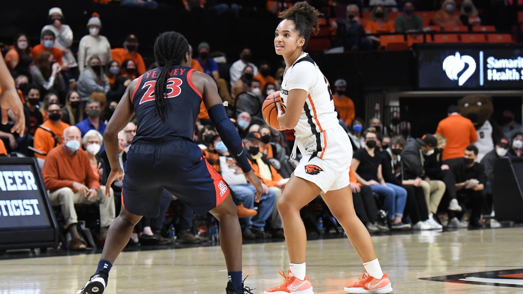 CORVALLIS, OR - JANUARY 13: Oregon State Beavers guard Tea Adams 25 looks to pass against Arizona Wildcats guard Bendu Yeaney 23 during a PAC-12 conference womens basketball game between the Arizona Wildcats and Oregon State Beavers on January 13, 2022 at Gill Coliseum in Corvallis, Oregon. Photo by Brian Murphy/Icon Sportswire COLLEGE BASKETBALL: JAN 13 Women s - Arizona at Oregon State Icon220113375