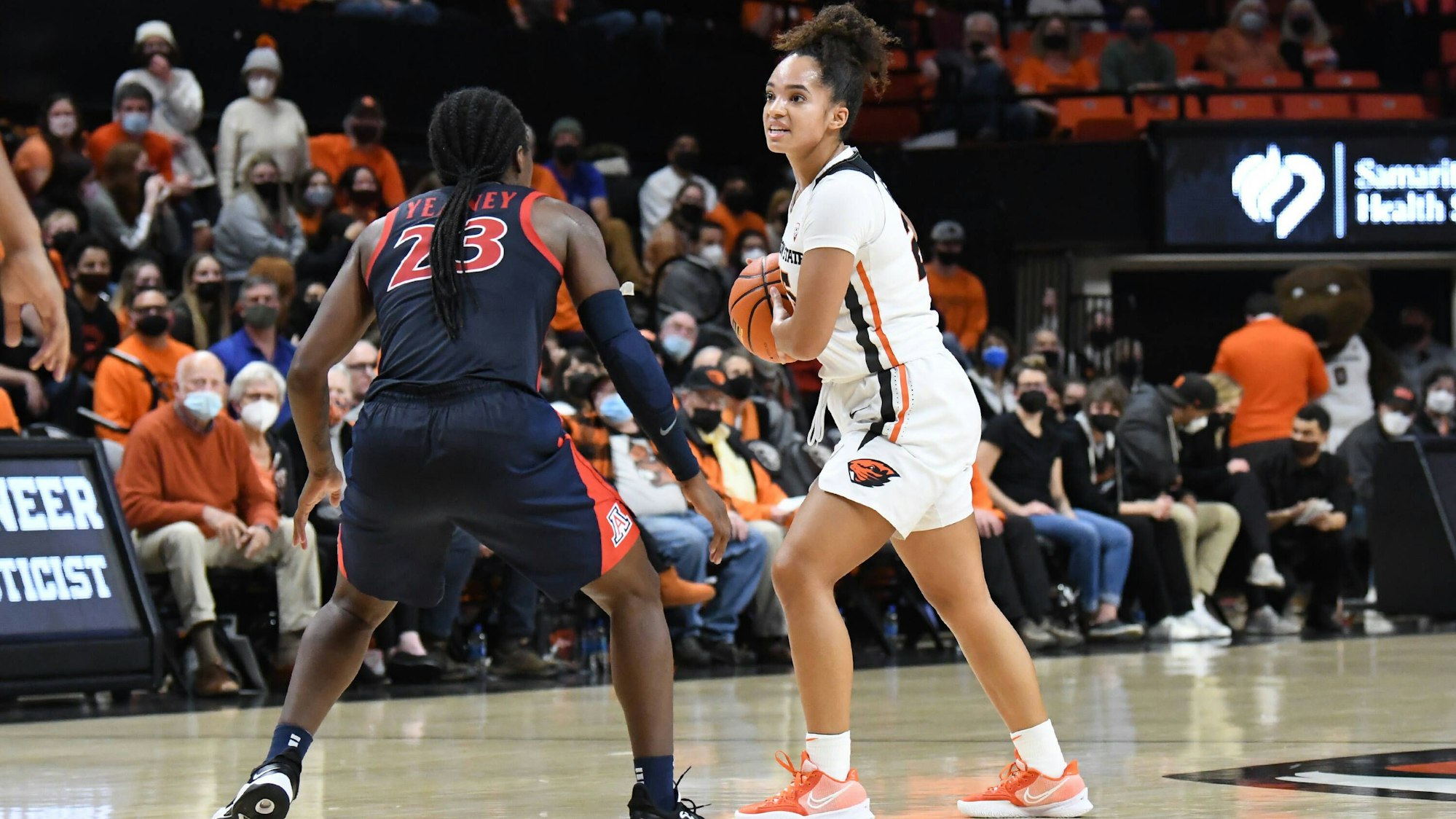 CORVALLIS, OR - JANUARY 13: Oregon State Beavers guard Tea Adams 25 looks to pass against Arizona Wildcats guard Bendu Yeaney 23 during a PAC-12 conference womens basketball game between the Arizona Wildcats and Oregon State Beavers on January 13, 2022 at Gill Coliseum in Corvallis, Oregon. Photo by Brian Murphy/Icon Sportswire COLLEGE BASKETBALL: JAN 13 Women s - Arizona at Oregon State Icon220113375