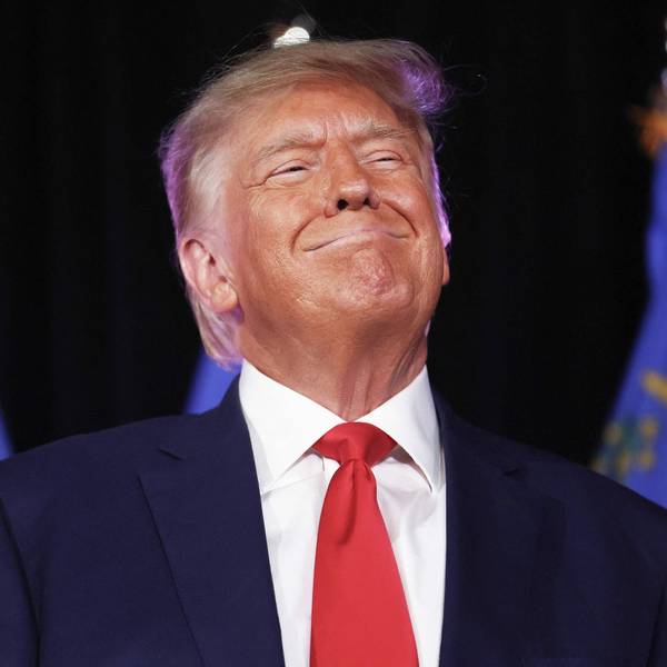 Der ehemalige US-Präsident und republikanische Präsidentschaftskandidat Donald Trump lächelt, bevor er auf einer Veranstaltung der Republikaner in Nevada zur Rekrutierung von Freiwilligen bei Fervent eine Rede hält.