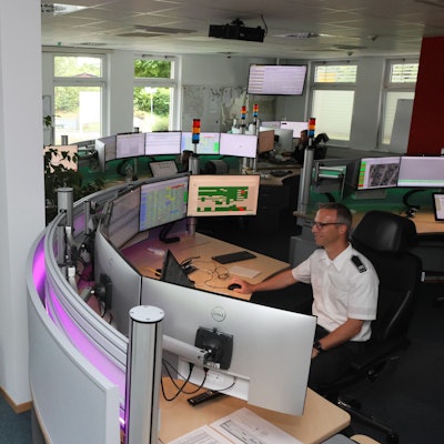 In einem Raum sind Arbeitsplätze mit jeweils sechs Monitoren aufgebaut.