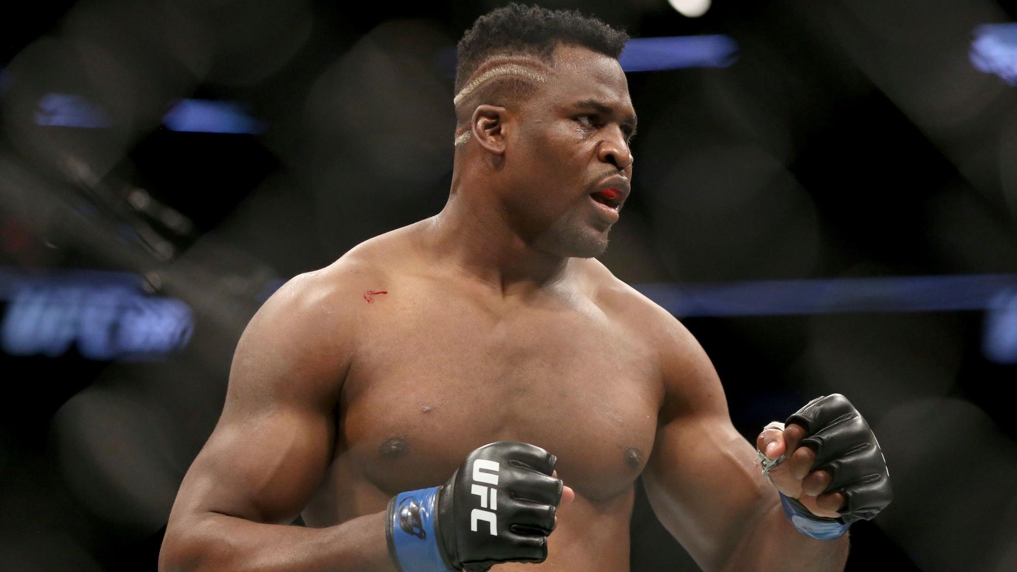 Francis Ngannou wird während eines Schwergewichts-Championship-Mixed-Martial-Arts-Kampfes gegen Stipe Miocic bei UFC gezeigt