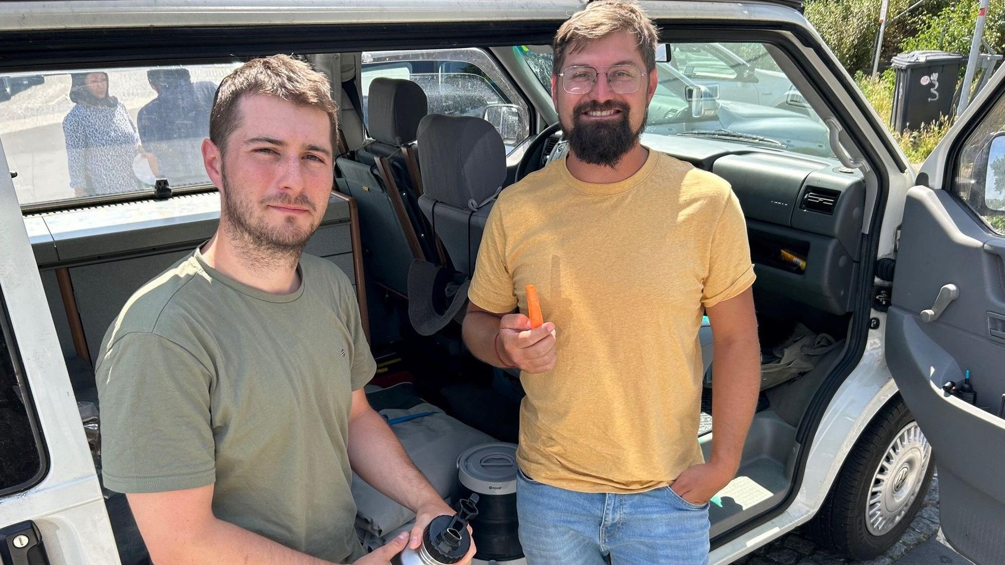 Sven Hirt und Kilian Vogel (r.) auf dem Autobahn-Rastplatz Ohligser Heide bei ihrer Rückfahrt aus dem Urlaub in den Niederlanden zum Bodensee