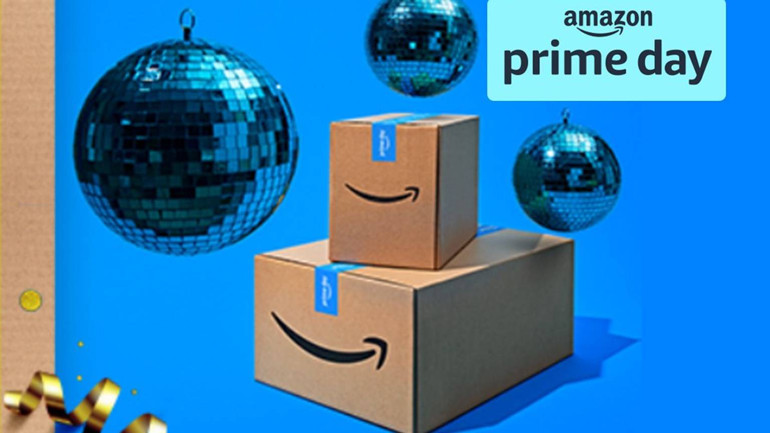 Amazon Prime Day Bild. Amazon Pakete mit dekorativen Kugeln.