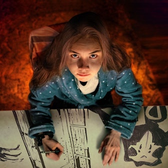 Beim Anfertigen von Bildergeschichten lässt Lill (Hannah Schiller) ihrer Kreativität freien Lauf.