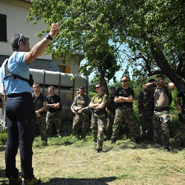 Französische Gendarmen werden vor der Teilnahme an einer Suchaktion nach dem zweieinhalbjährigen Emile, der seit zwei Tagen als vermisst gilt, am 10. Juli 2023 in dem südfranzösischen Alpendorf Le Vernet eingewiesen.