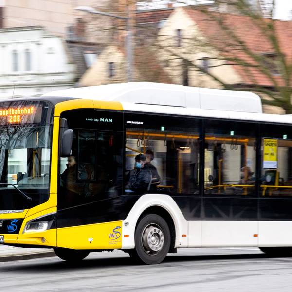 Ein Linienbus fährt über eine Straßenkreuzung (Symbolbild).