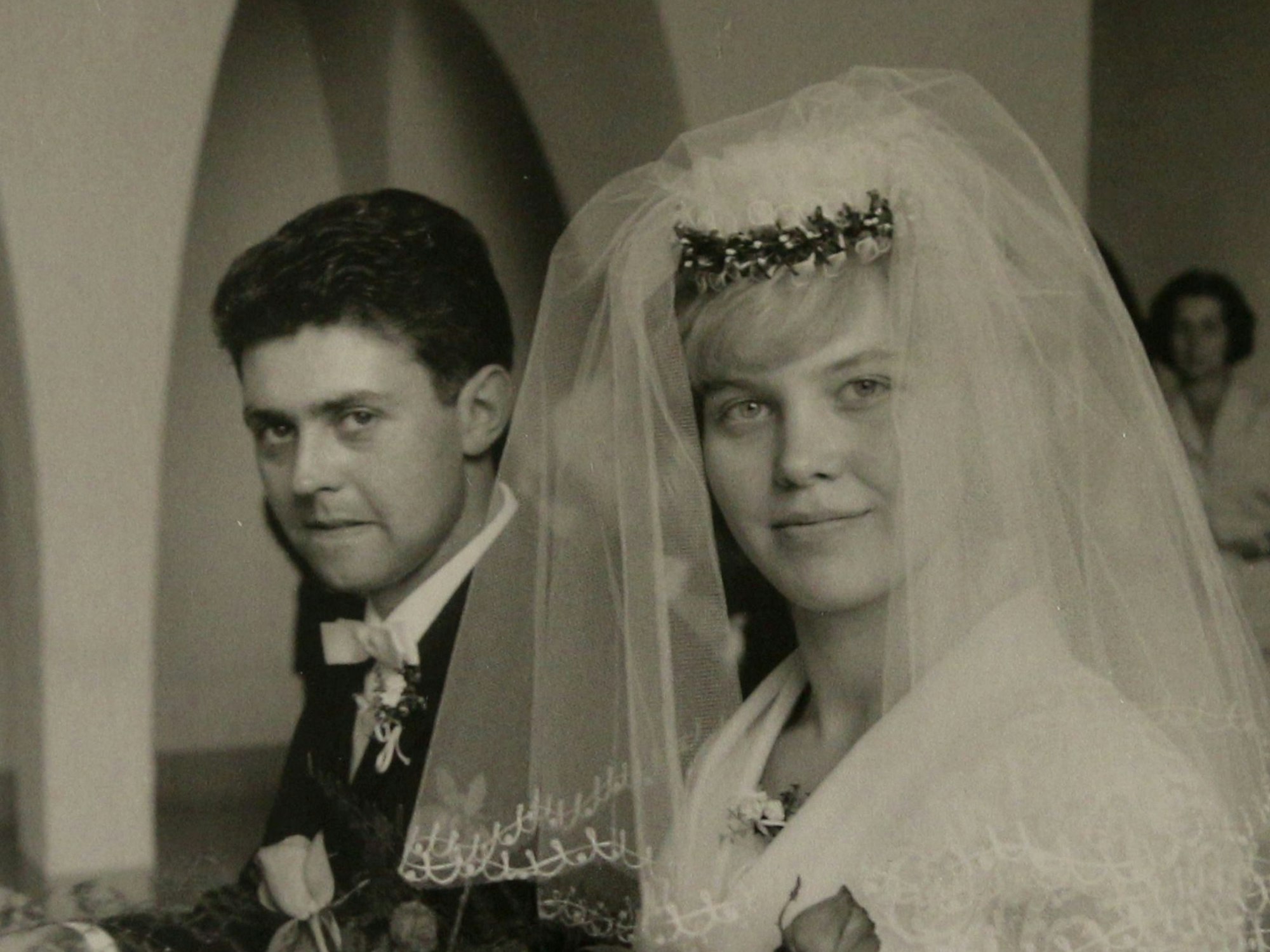 Die frisch Vermählten - sie strahlend, er ein wenig angespannt - verlassen die Kirche.