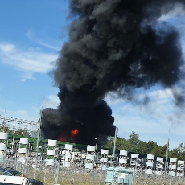 An der Hauptschaltanlage des Tagebaus brannte einer der fünf riesigen Trafos, mit dem die Bagger im Tagebau Hambach versorgt werden, die mächtige, schwarze Rauchsäule war kilometerweit zu sehen.