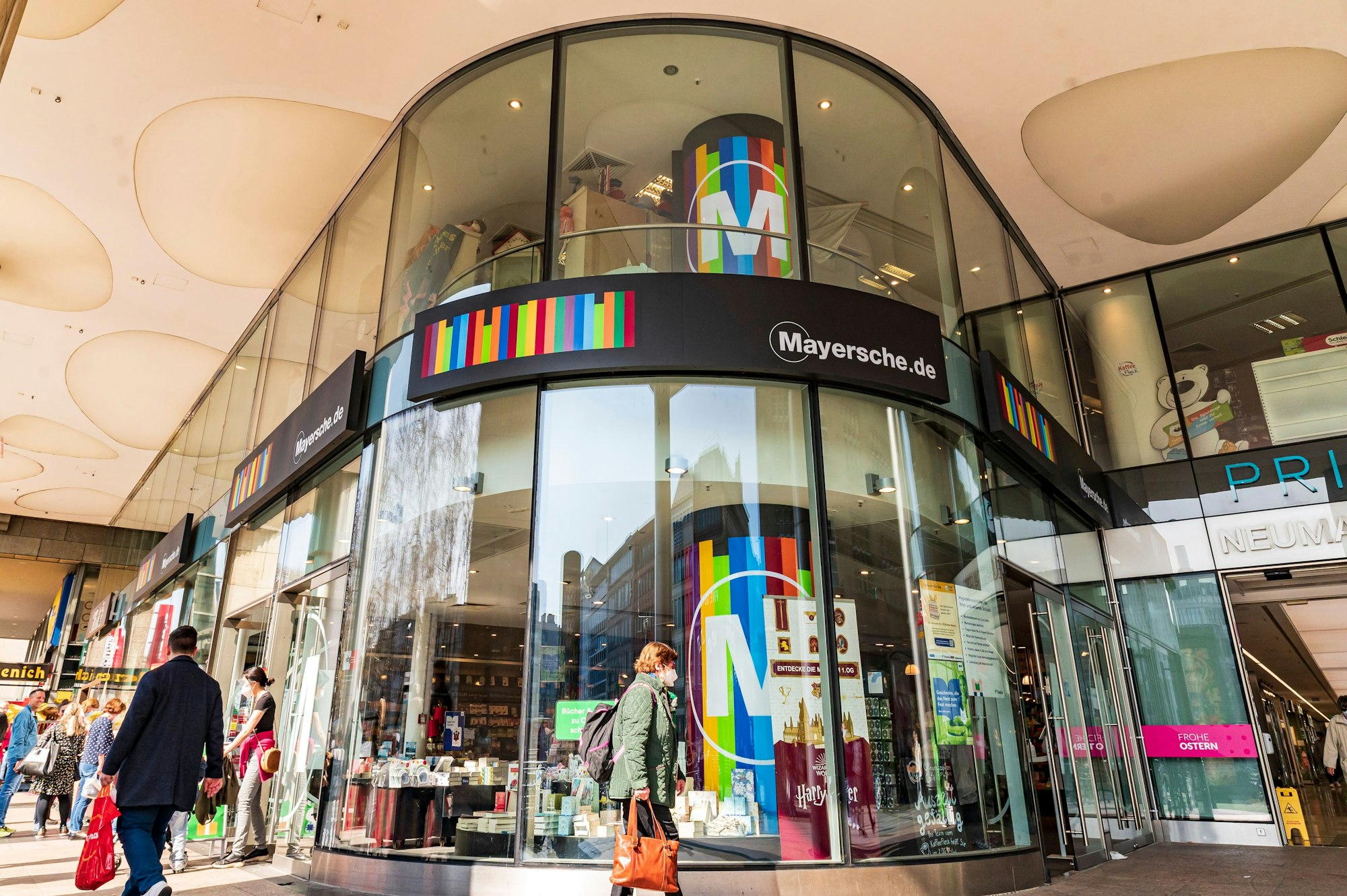 Die Mayersche Buchhandlung in der Neumarktgalerie in der Kölner Innenstadt im 2022.