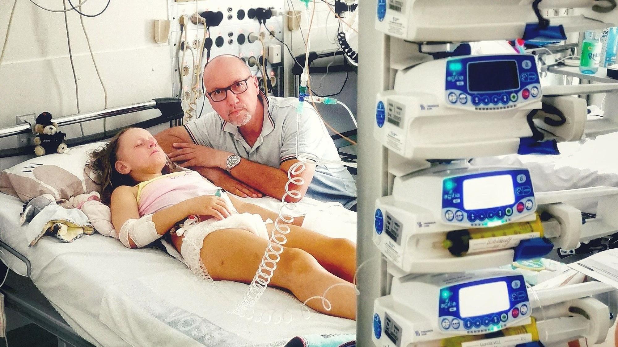 Die elfjährige Lara liegt in einem Krankenhausbett, neben ihr Dirk Rohde, der für sie Spenden sammelt