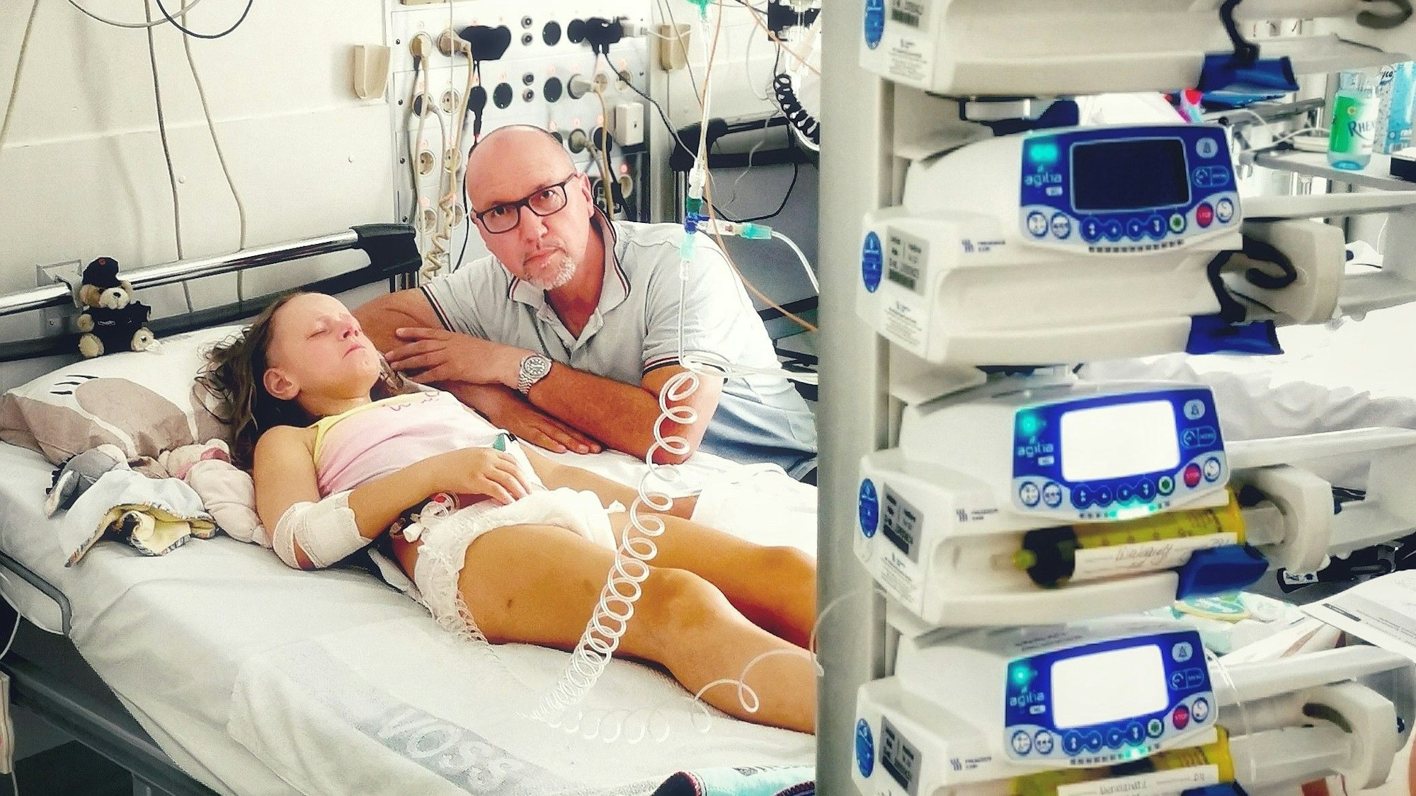 Die elfjährige Lara liegt in einem Krankenhausbett, neben ihr Dirk Rohde, der für sie Spenden sammelt