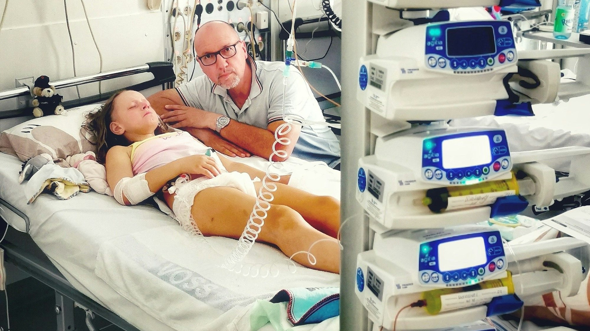 Lara liegt während ihrer Chemotherapie in einem Krankenhausbett. Ihre Familie hat dieses Foto zur Veröffentlichung freigegeben.
