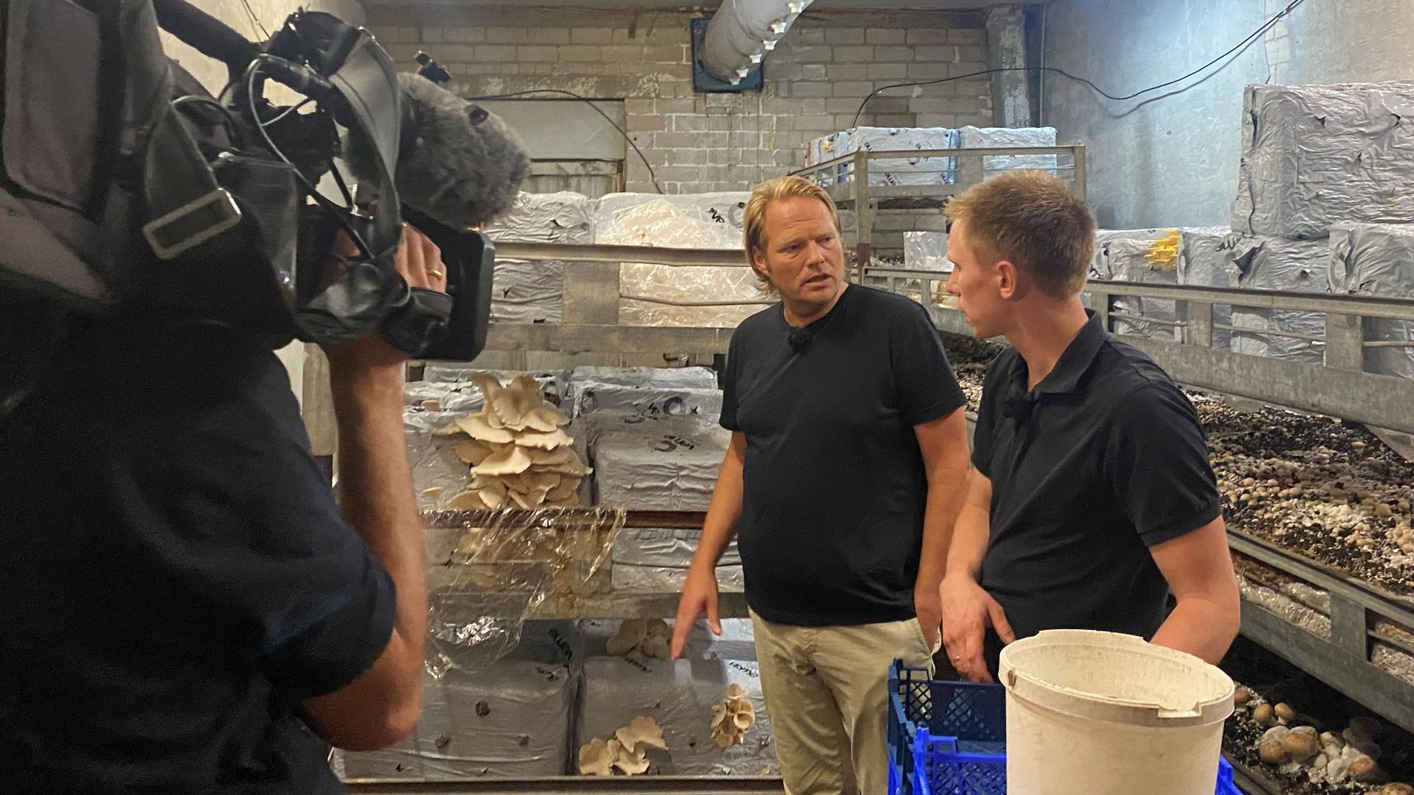 Björn Freitag fachsimpelt vor der Kamera mit Tim Marseille.