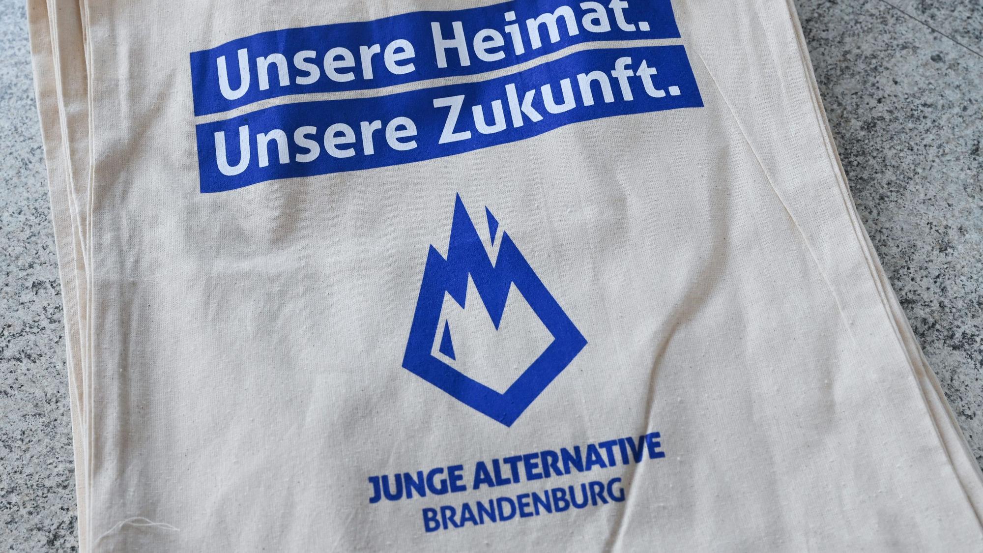 ARCHIV - 20.03.2021, Brandenburg, Frankfurt (Oder): Tragetaschen mit dem Aufdruck „Unsere Heimat. Unsere Zukunft“.