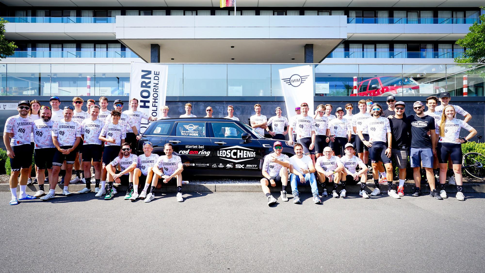Gruppenfoto des Teams Leschends mit Sponsor Rolf Horn.