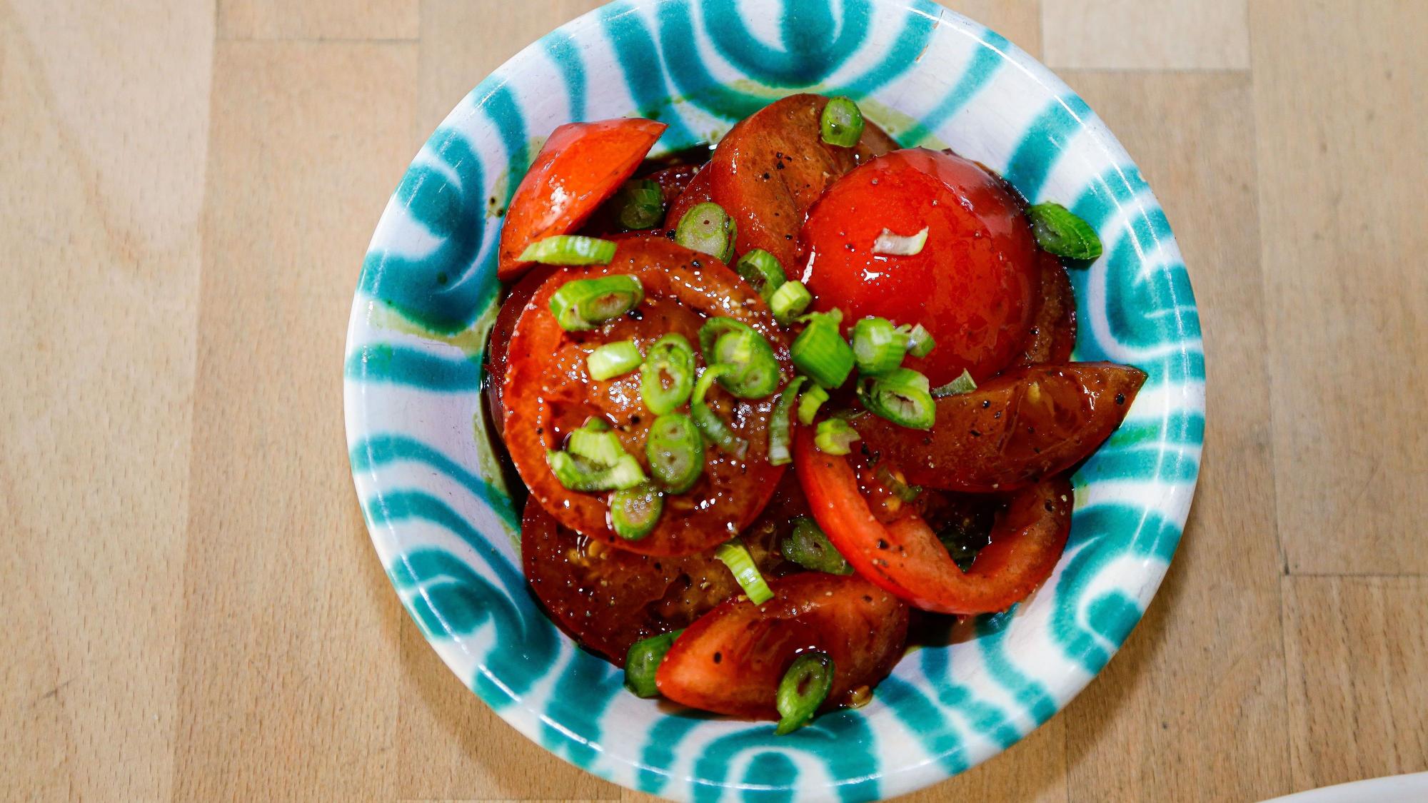 Tomatensalat, Beilage des Sommermenüs aus Essers Gasthaus