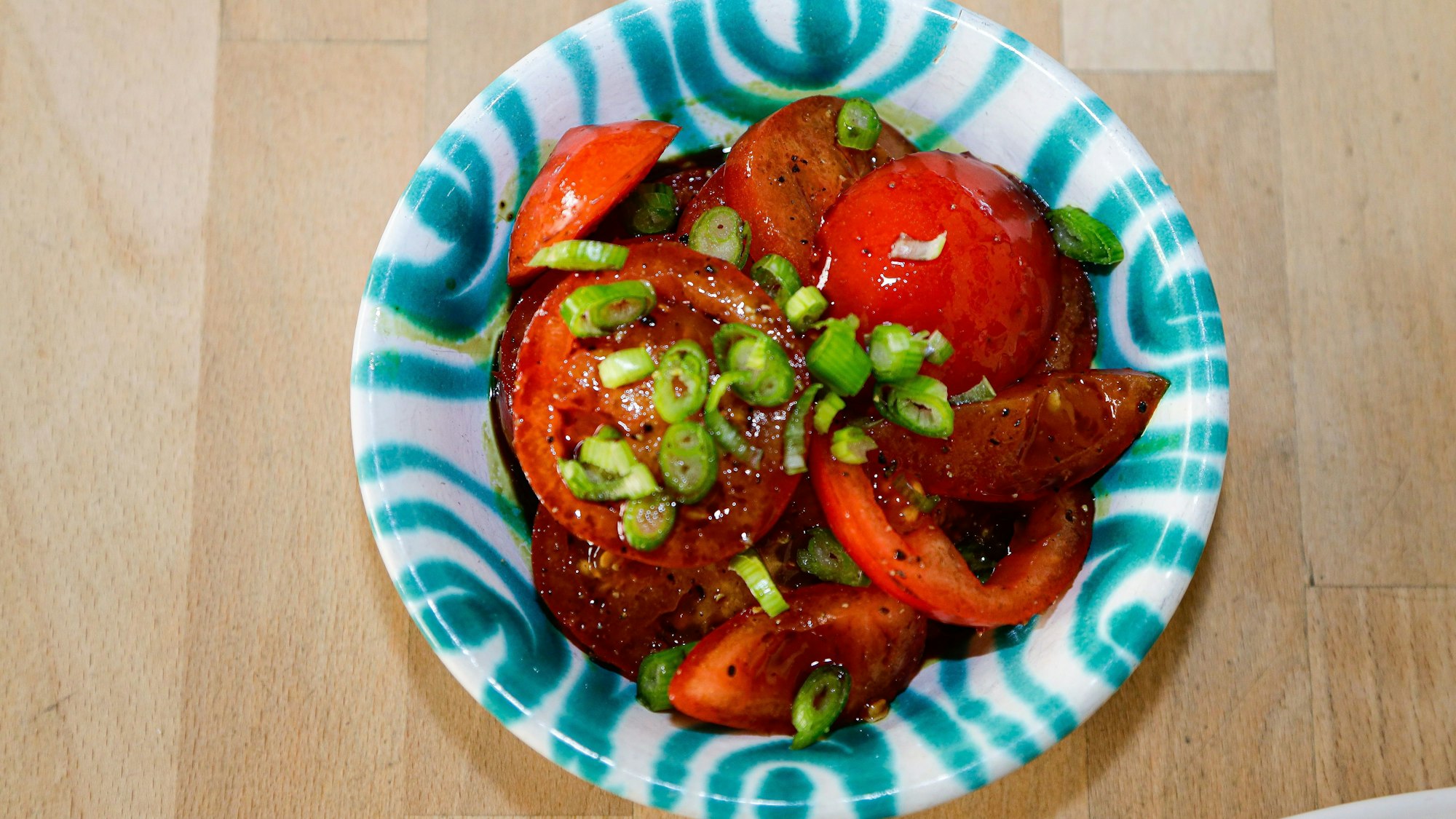 Tomatensalat, Beilage des Sommermenüs aus Essers Gasthaus