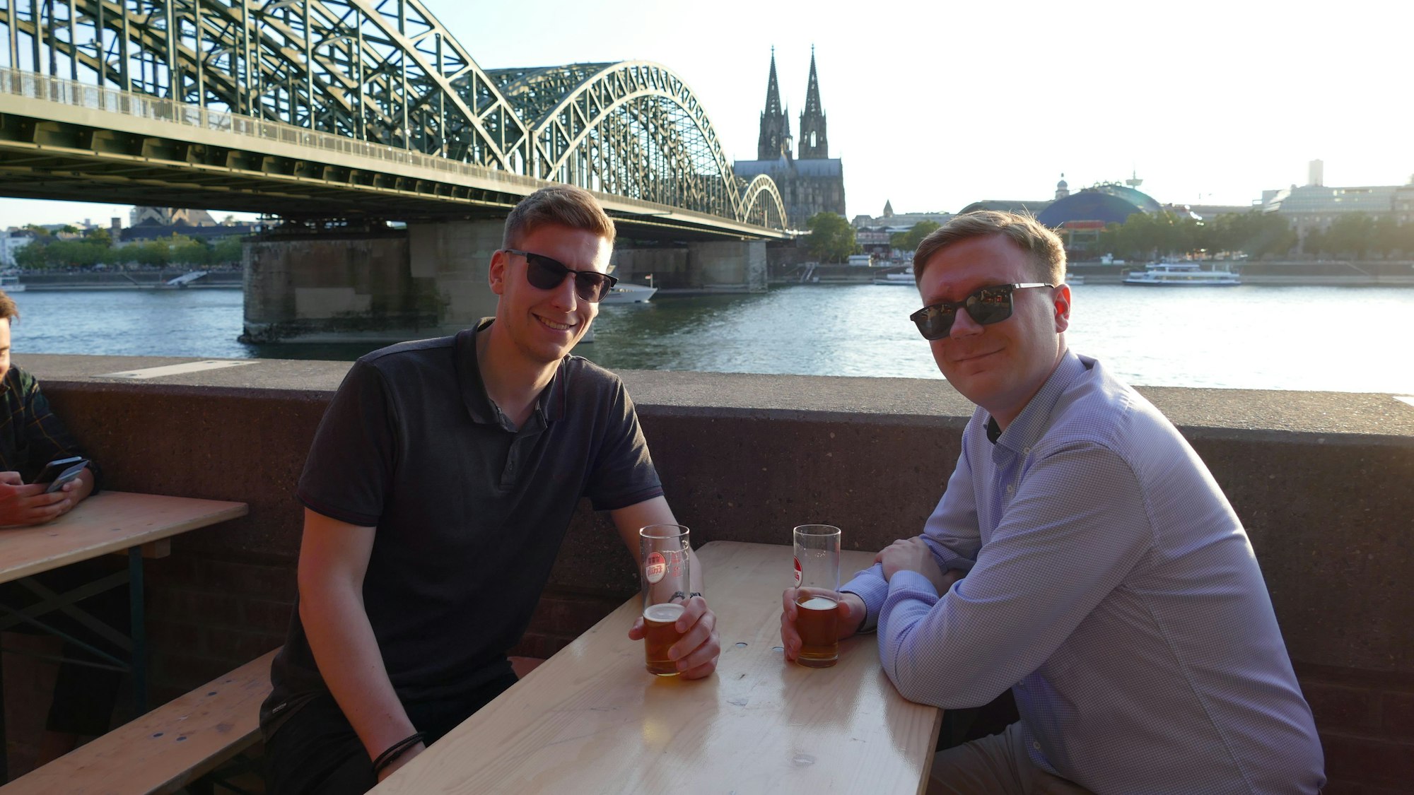 Pop-up-Biergarten direkt am Rheinufer in Köln-Deutz.